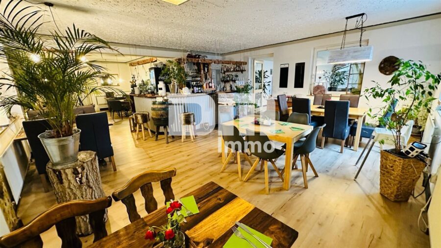 Imposante Tennishalle/ Komplex mit Gastronomie und Wohneinheit - Gaststätte Raum 1 EG